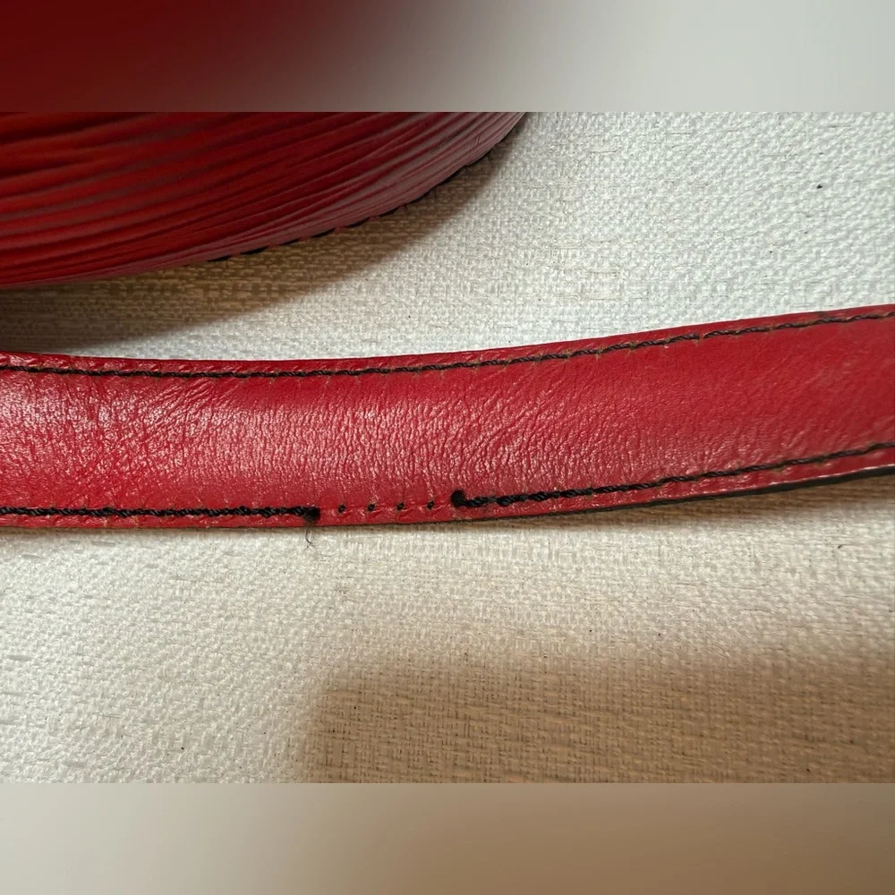 Louis Vuitton Epi Saint Cloud Red Crossbody Bag Vintage-see callouts